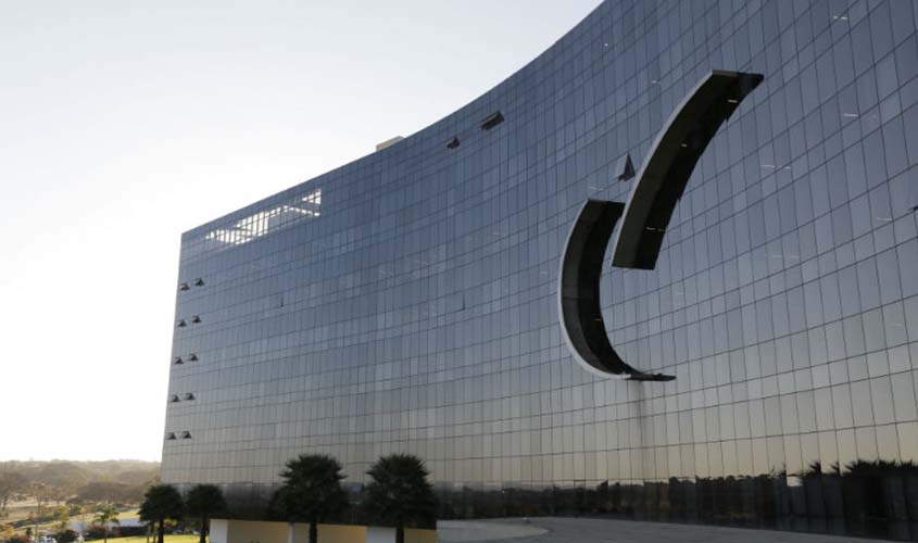 Servente que limpa banheiros de fórum receberá adicional de insalubridade