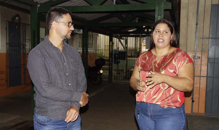 Deputado Anderson visita escola onde garantiu segurança com instalação de circuito de monitoramento