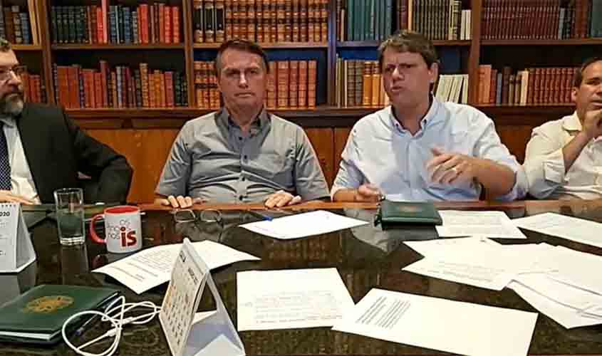 Negacionista, Bolsonaro se incomoda com pessoa de máscara na 'plateia'