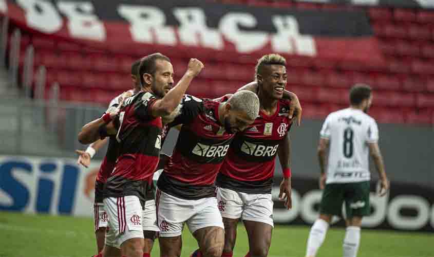 Flamengo vence Palmeiras e segue na luta pelo título