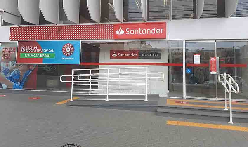 Santander desrespeita decisão judicial e prefere pagar multa para abrir no sábado e expor trabalhadores a mais um dia de risco de infecção