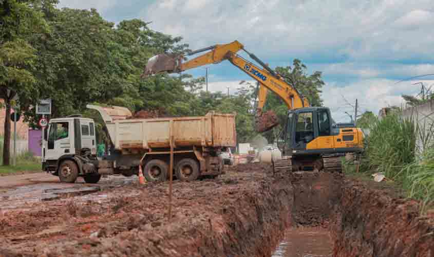 Prefeitura realiza intervenção na av. Rio de Janeiro com Guaporé para eliminar constantes alagamentos