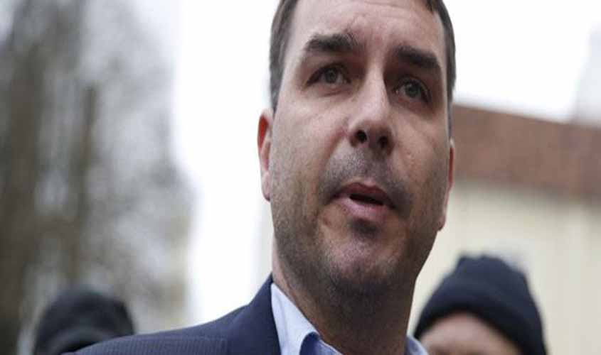 Irmã de milicianos assinou cheques de campanha de Flávio Bolsonaro