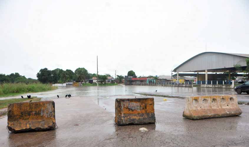 Cheia obriga Prefeitura a interditar cruzamento da Rogério Weber com Jaci-Paraná