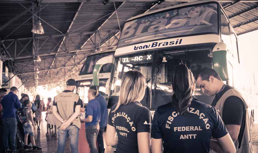 Veículos de transporte de passageiros são fiscalizados na Rodoviária em Porto Velho