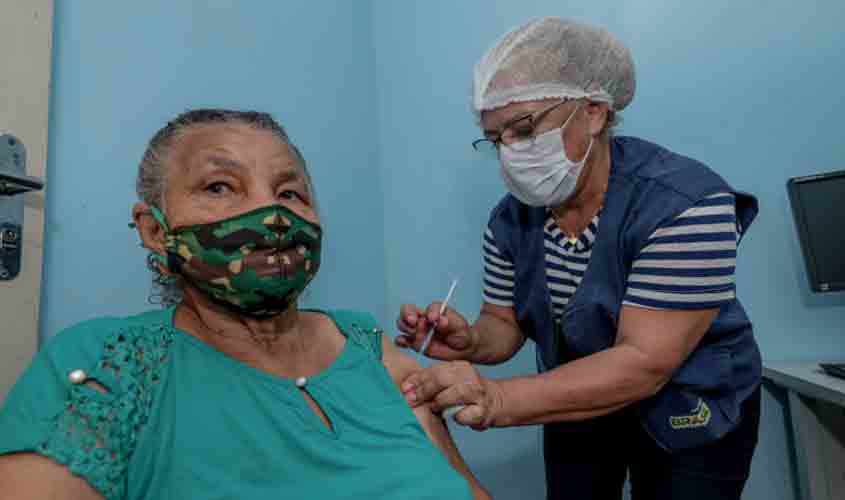Idosos e profissionais de saúde do Baixo Madeira são vacinados