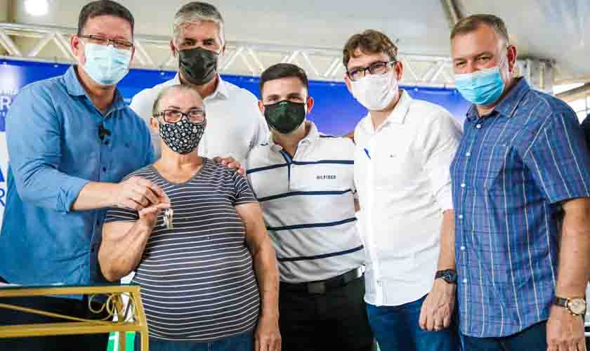 Cerimônia marca a entrega das 219 casas do Residencial Primavera em Jaru