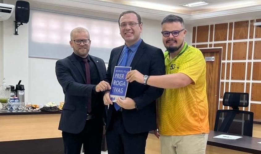 Márcio Nogueira homenageia juiz Pedro Silas durante entrega de credenciais em Buritis