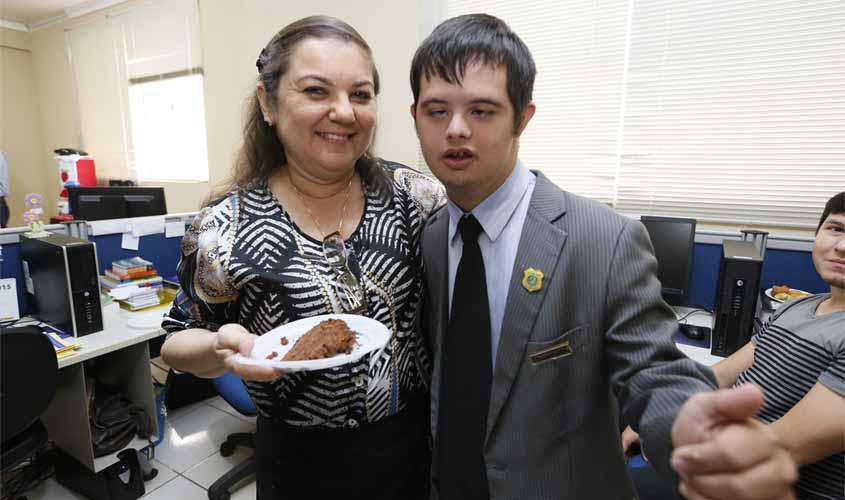 Presidente da ALE destaca Dia Internacional da Síndrome de Down e homenageia servidor Mateus Nogueira