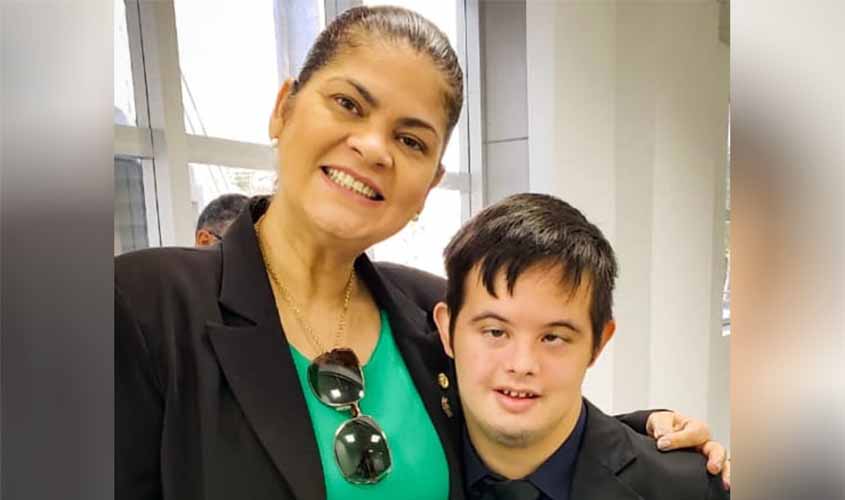 Cássia Muleta destaca Mateus Nogueira, servidor da ALE e portador de Sindrome de Down