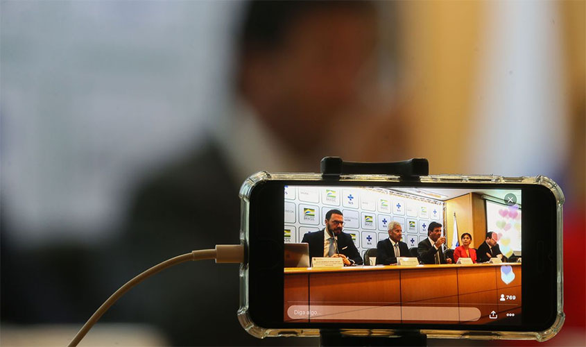 No Brasil, 25 pessoas morreram em decorrência do novo coronavírus