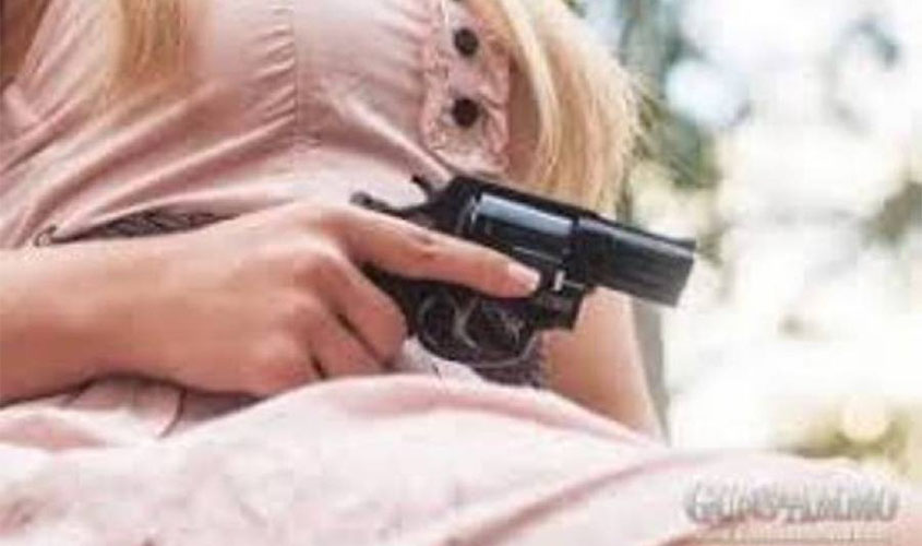 Loira armada rende mulher de 47 anos e rouba bolsa e celular; crime aconteceu em plena luz do dia