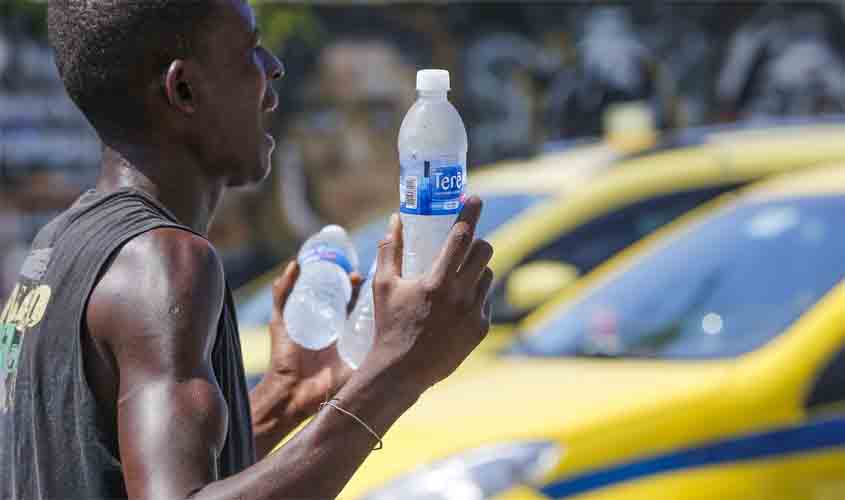 Guedes: governo tem obrigação de vacinar todos os informais em 4 meses