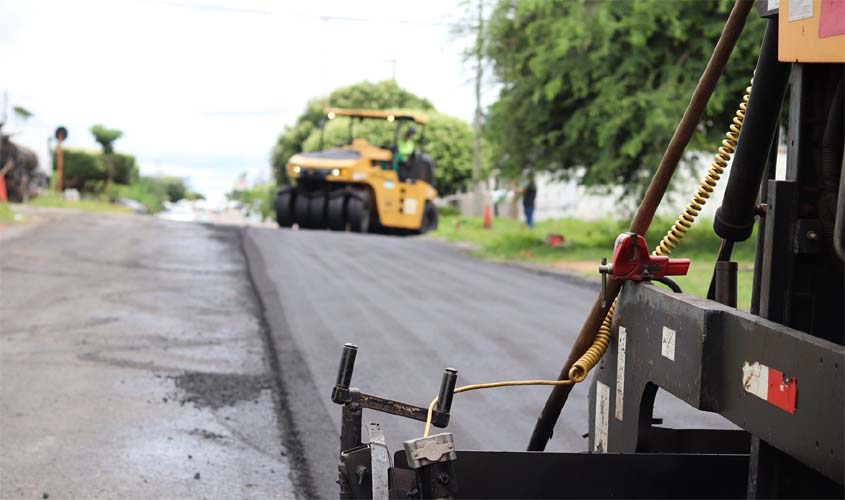 Prefeitura aplica massa asfáltica em trecho da rua Padre Adolfo