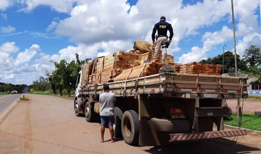 Em Pimenta Bueno, PRF apreende 14,49 m³ de madeira