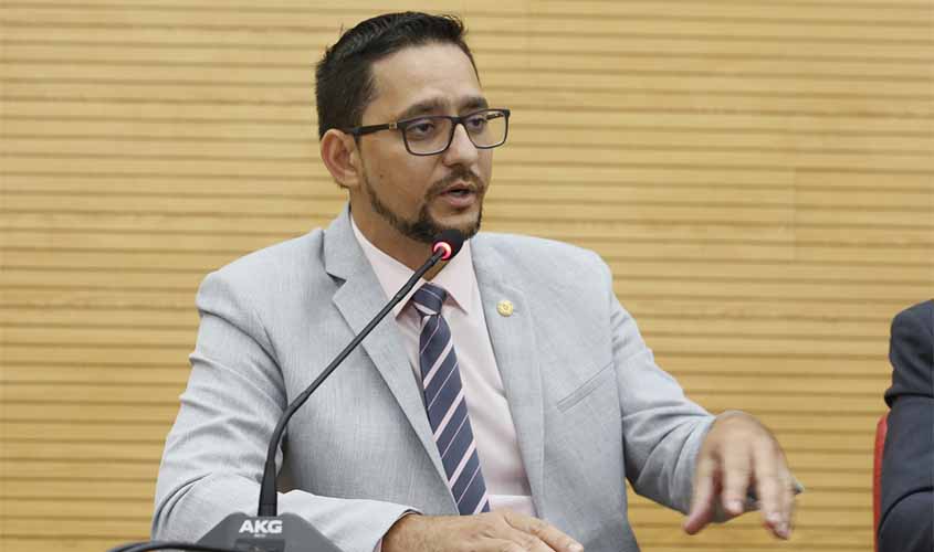 Aprovado projeto do deputado Anderson que derruba norma da Sejus que obrigava servidores a se apresentarem um dia após o fim da licença