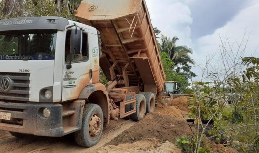 Semagric constrói aterro e libera acesso no Travessão dos Madeireiros