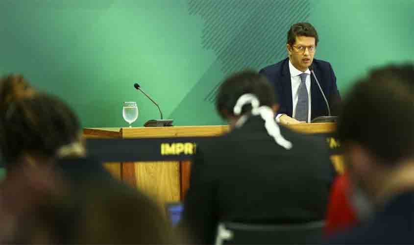 Salles: governo dobra recursos para combater desmatamento na Amazônia