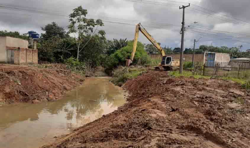 Programa da Prefeitura limpa e urbaniza margens de canais na capital