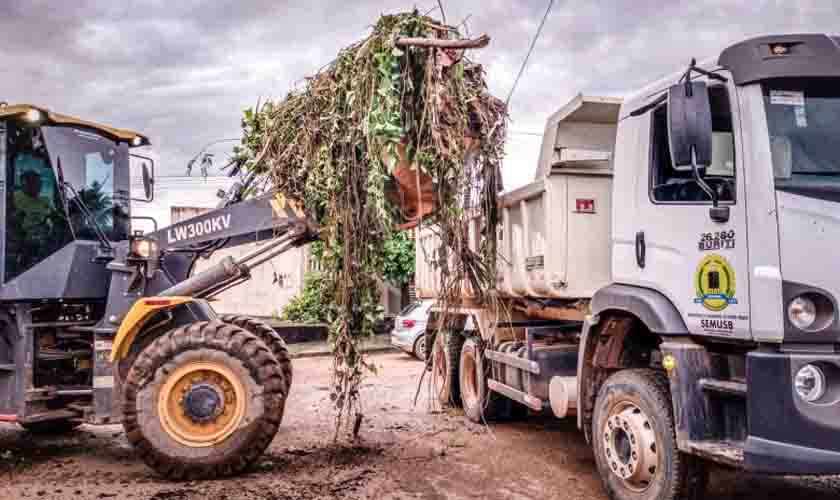Bairro Agenor de Carvalho recebe mutirão de limpeza urbana