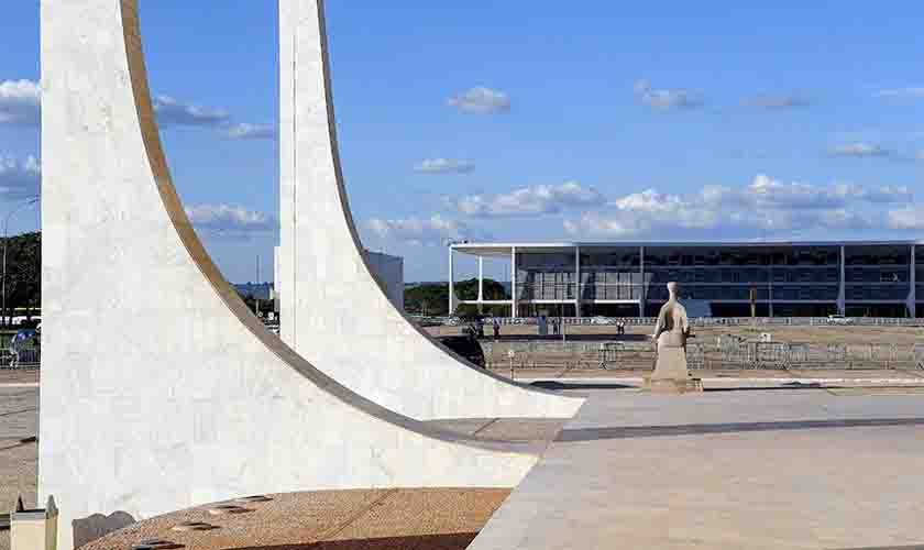 Perdão dado por Jair Bolsonaro ao deputado Daniel Silveira repercute entre senadores