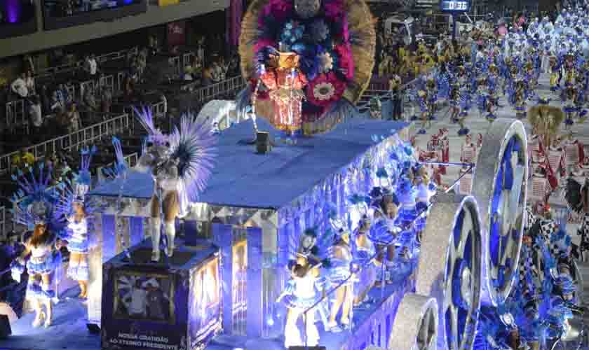 Morre menina imprensada por carro alegórico no Rio