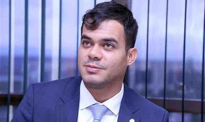 Se dizendo reeleito, deputado parte para a baixaria contra colega