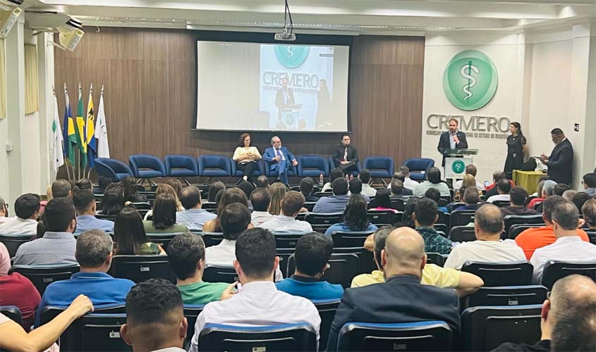 Mais de 400 médicos participam de reunião pedindo melhores condições de trabalho