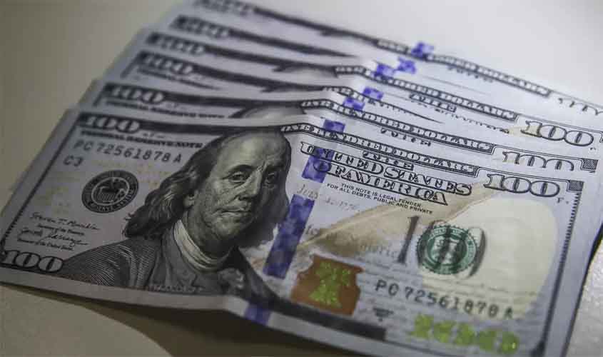 Dólar cai para R$ 5,72 e atinge menor nível em quase três semanas