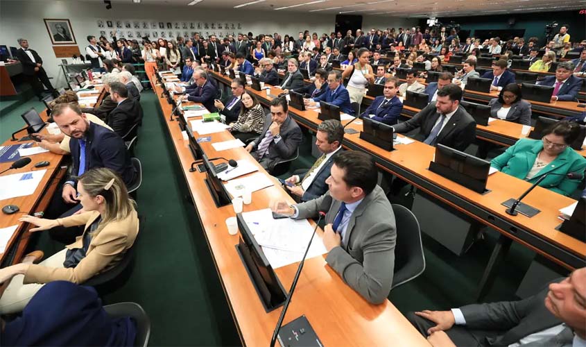 CCJ retoma análise do fim da escala 6x1 nesta quarta