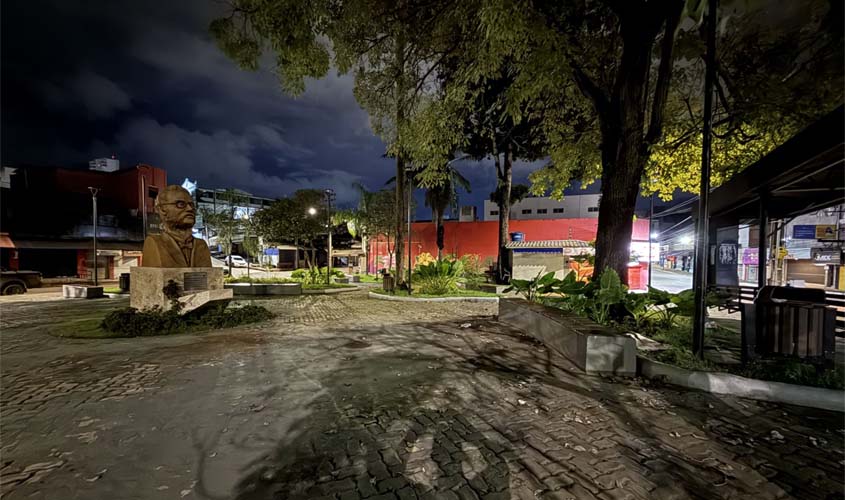 Furto de fios afeta iluminação na Praça Jonathas Pedrosa