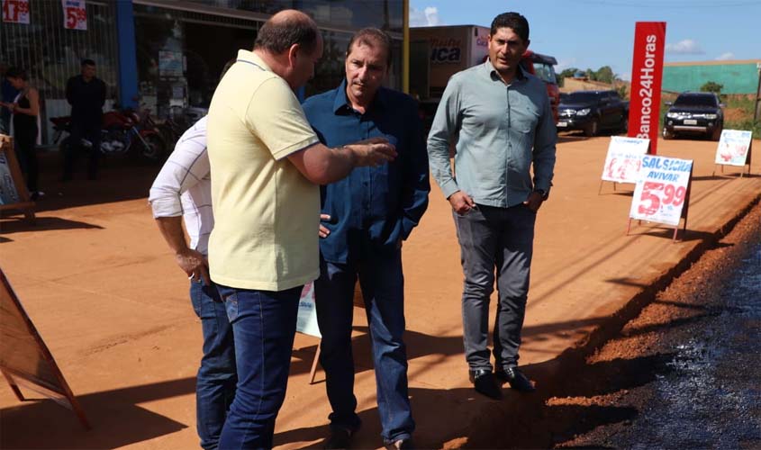 Prefeito vistoria obras de asfalto na rua Petrolina