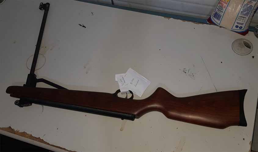 Motorista é preso após ameaçar transeuntes com arma de fogo em Candeias do Jamari