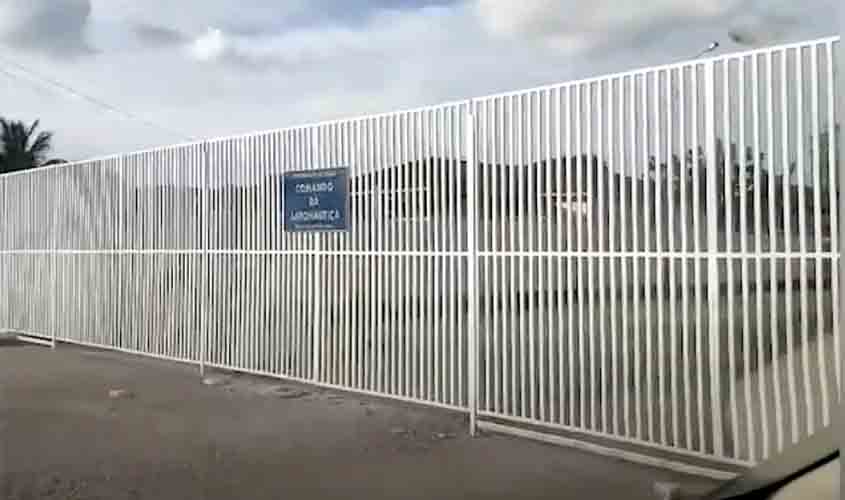 Militares fecham rua pública e transformam em condomínio fechado