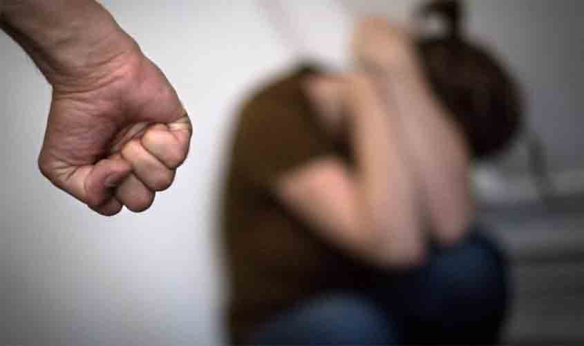 Após agredir namorada, homem ameaça matá-la; mulher e amiga fugiram de casa e pediram ajuda à polícia