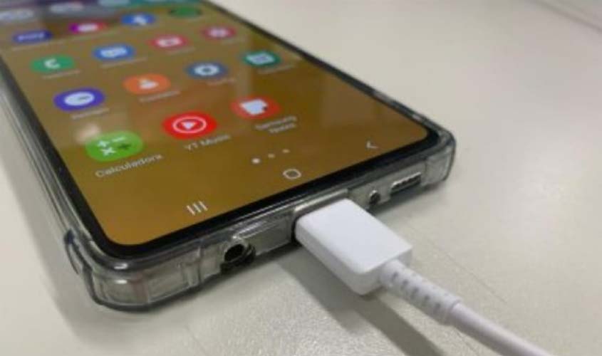 Energisa alerta para os perigos de usar celular conectado à tomada