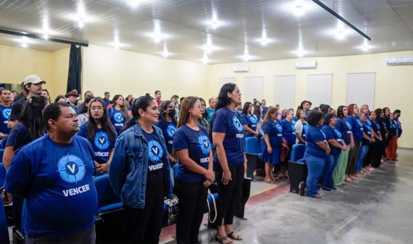 Concluintes do Vencer recebem kit profissional