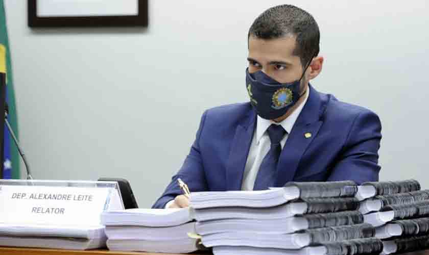 Relator recomenda afastamento de Daniel Silveira por quatro meses por gravação de reunião do PSL