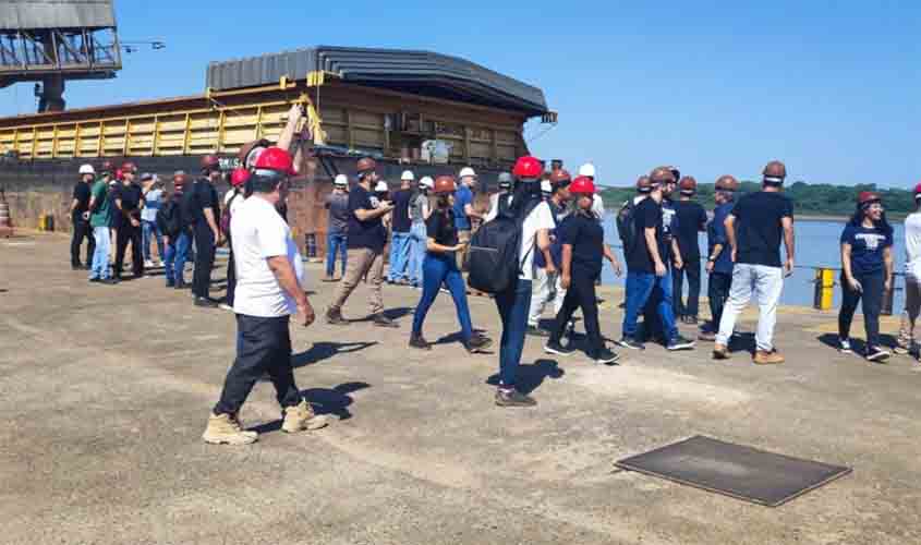Acadêmicos de engenharia conhecem estrutura do Porto de Porto Velho durante visita técnica
