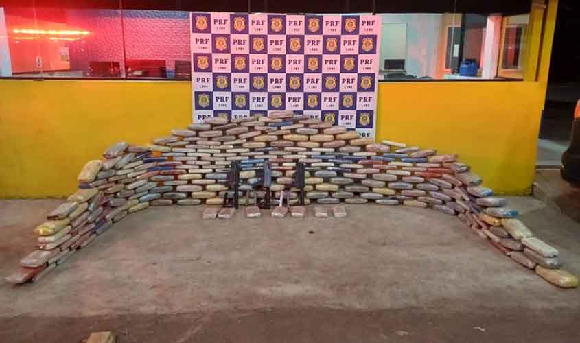 PRF apreende drogas e armas sendo transportadas por caminhoneiro