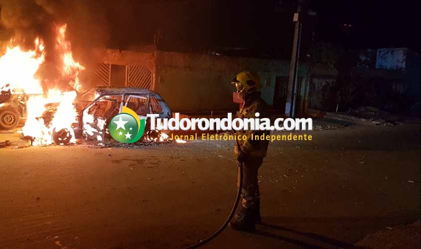 Dupla tenta invadir residência, não conseguem e ateiam fogo em carros