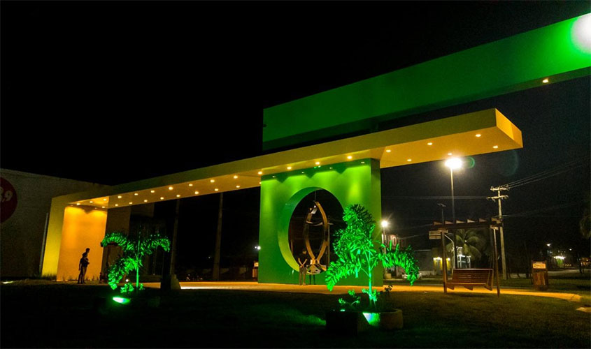 Parceria entre Prefeitura e iniciativa privada proporciona nova iluminação no Portal da Cidade