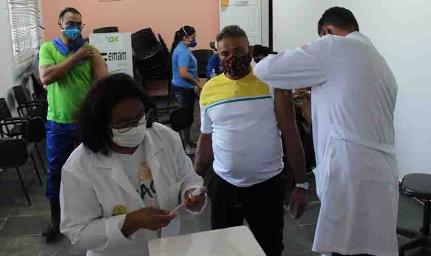 Trabalhadores portuários e motoristas de caminhão são vacinados contra Influenza, em Porto Velho