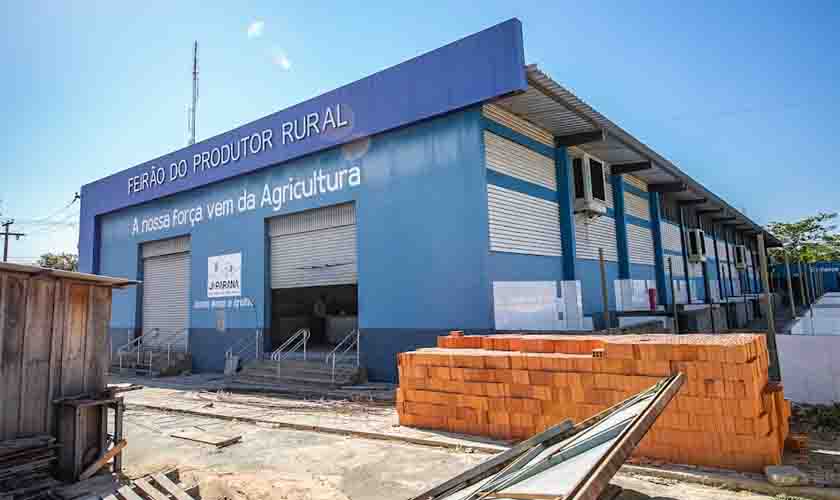 Prefeito Isaú garante reabertura do Feirão do Produtor