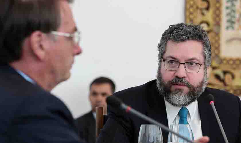 Ernesto Araújo se diz abandonado por Bolsonaro: “ficha está caindo”