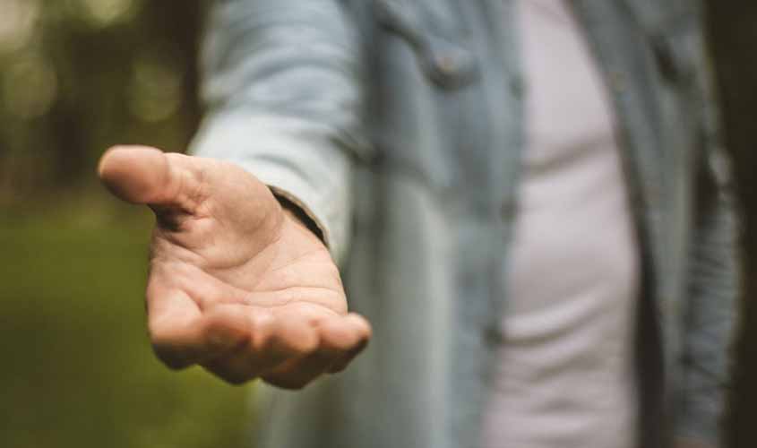 Como um médico deve abordar um dependente químico?