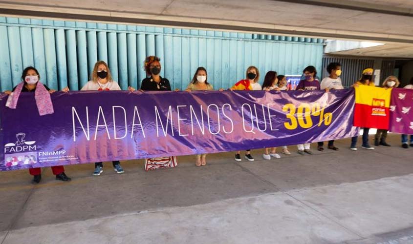 Deputados aprovaram inclusão de regras para candidaturas femininas na Constituição  
