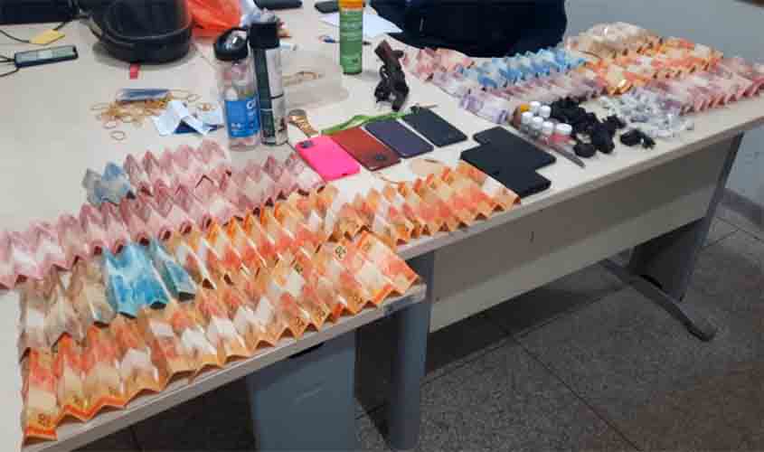 Suspeitos de tráfico de drogas são presos pela polícia militar