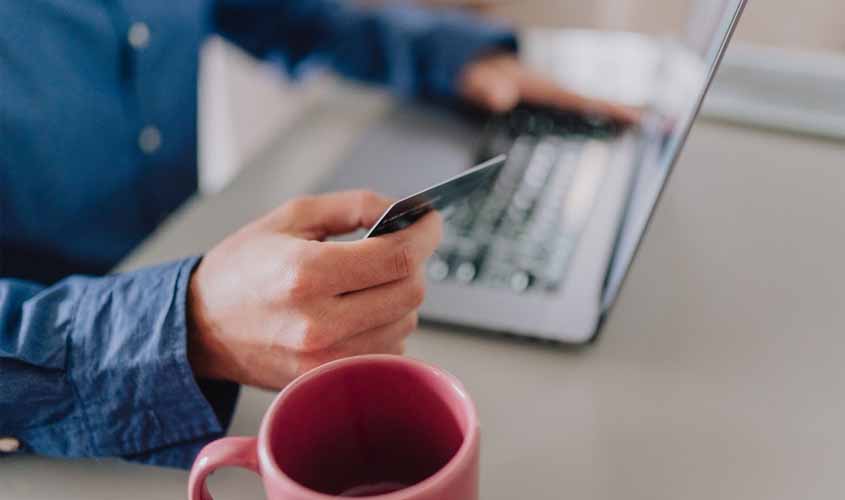 Homens lideram crescimento das compras online em 2025, aponta pesquisa