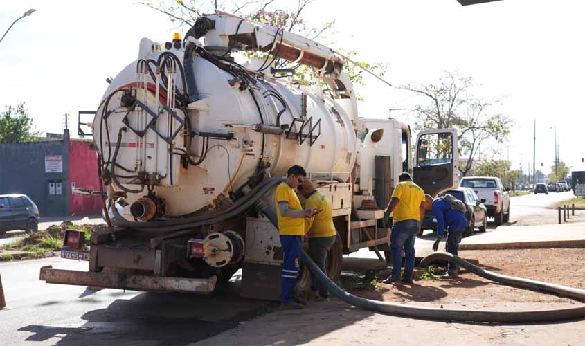 Bueiros na avenida Rio de Janeiro recebem serviços de limpeza e desobstrução